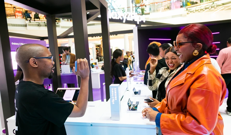 customer-shopping-for-tech