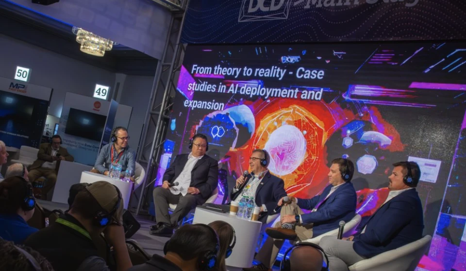 dcd-connect-speakers-on-stage